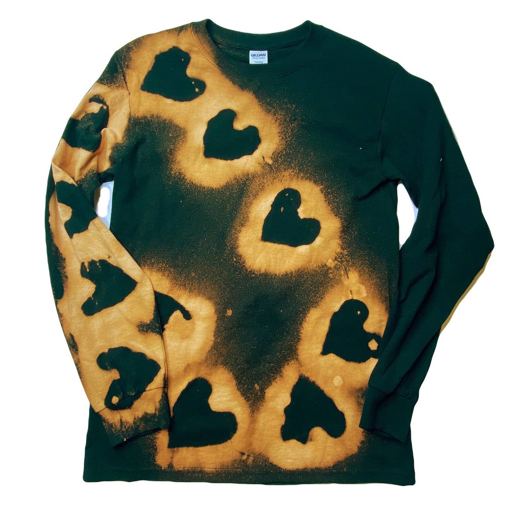 Long sleeve crewneck black T-shirt with heart stencil contrast print